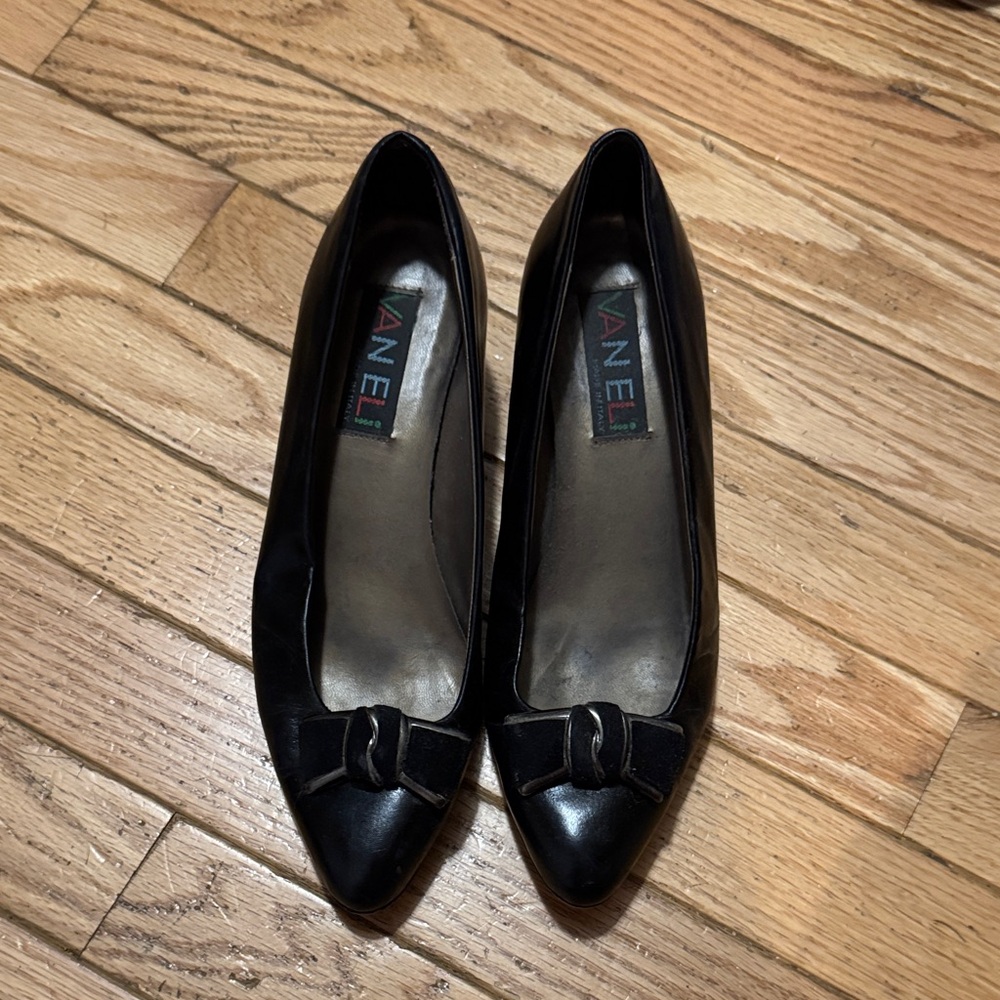 Van Eli Elegant Black Pumps with Bow